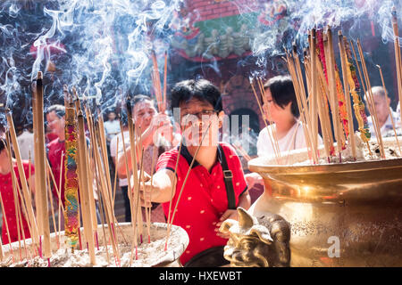 Di etnia cinese di persone a Guan Di Tempio per contrassegnare il Capodanno cinese di Kuala Lumpur in Malesia Foto Stock