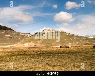 L'Italia, Castelluccio di Norcia grande piano dei Monti Sibillini. Foto Stock