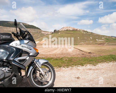 L'Italia, Castelluccio di Norcia - aprile 24, 2015: Motocicle parcheggiata sul progetto di grandi dimensioni dei Monti Sibillini. Il motociclo si trova sul ciglio della strada overloo Foto Stock