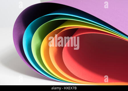 Rainbow Paper. Fogli di carta colorata con dolci curve. Disposti in sequenza arcobaleno Foto Stock