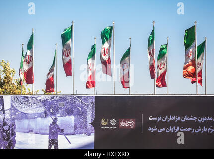 Bandiere iraniano su Viale Azadi di Teheran, la capitale di Iran e Teheran Provincia Foto Stock