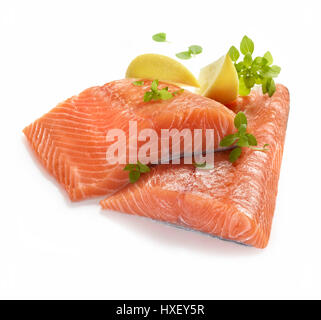 Materie filetto di salmone, Salmone con limone, erbe come decorazione Foto Stock