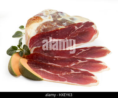 Prosciutto di Parma con salvia (Salvia) e melone Honeydew come decorazione Foto Stock