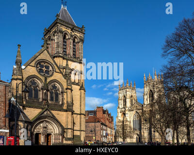 St Wilfrids chiesa cattolica e York Minster su Duncombe Place York Yorkshire Inghilterra Foto Stock