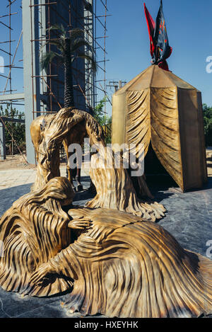 Un monumento di Zuljanah, cavallo di imam Hussein, tornando al campo dopo la battaglia di Karbala nella parte anteriore del Mausoleo di Ayatollah Khomeini, Teheran, Iran Foto Stock