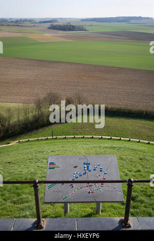 Un paesaggio di campi e terreni agricoli guardando nella direzione di Napoleone è ammassato linee francesi durante la Battaglia di Waterloo, il 25 marzo 2017, a Waterloo, Belgio. Waterloo è stata combattuta il 18 giugno 1815 tra un esercito francese sotto Napoleone Bonaparte, sconfitto da due tra gli eserciti della settima coalizione: un anglo-led esercito alleato sotto il comando del Duca di Wellington e un esercito prussiano sotto il comando di Gebhard Leberecht von Blücher, risultante in 41.000 vittime. Foto Stock