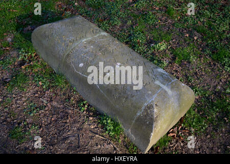 L'oggetto contrassegnato per la rimozione definitiva di Sergeant-Major Edward di cotone del 7° ussari che ha contribuito a difendere il strategicamente importante azienda Hougoumont durante la battaglia di Waterloo, 25 marzo 2017, a Waterloo, Belgio. Il cotone è sopravvissuto alla battaglia e restituito alla zona di condurre battlefield tour, morendo nel 1849, giacesse qui poi ri-sepolto altrove nel 1890.L'azienda divenne un epicentro di combattimenti in battaglia come è stato uno dei primi luoghi in cui britannici e di altre forze alleate di fronte di Napoleone. 12.000 truppe alleate per difendere 14.000 francese. La battaglia di Waterloo è stata combattuta il 18 giugno 1815. Un esercito francese u Foto Stock