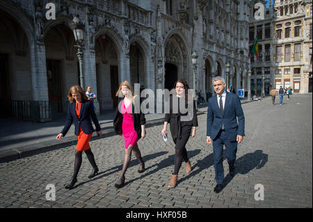 Il sindaco di Londra, Sadiq Khan passeggiate attraverso la Grand-Place di Bruxelles prima di incontrare il sindaco di Bruxelles, Yvan Mayeur oggi durante una visita di 3 giorni a Parigi e a Bruxelles dove incontrerà i leader dell'Unione europea e funzionari per parlare di Brexit e il recente attacco terroristico a Londra. Data: lunedì 27 marzo 2017. Vedere la storia di PA. Foto di credito dovrebbe leggere: Stefan Rousseau/PA a Bruxelles oggi durante una visita di 3 giorni a Parigi e a Bruxelles dove incontrerà i leader dell'Unione europea e funzionari per parlare di Brexit e il recente attacco terroristico a Londra. Data: lunedì 27 marzo 2017. Vedere la storia di PA. Foto di credito dovrebbe leggere: Foto Stock