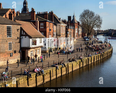 La gente seduta nel sole primaverile al di fuori del bar su re Staith dal fiume Ouse York Yorkshire Inghilterra Foto Stock