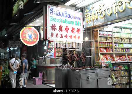 La vivace vita notturna di Chinatown, che si trova presso la Yaowarat Road nel quartiere di Samphanthawong a Bangkok, in Thailandia. La Chinatown di Bangkok è un popu Foto Stock