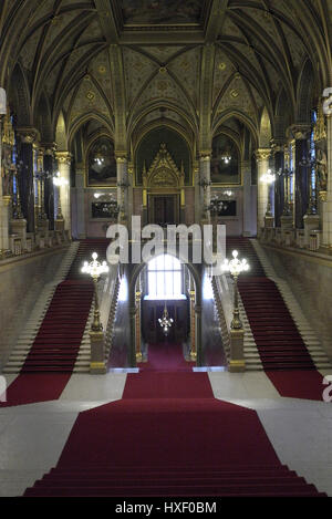 Il magnifico scalone ungherese edificio del Parlamento europeo a Budapest, Ungheria. Foto Stock