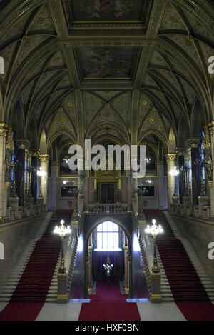 Il magnifico scalone ungherese edificio del Parlamento europeo a Budapest, Ungheria. Foto Stock