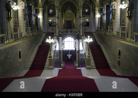 Il magnifico scalone ungherese edificio del Parlamento europeo a Budapest, Ungheria. Foto Stock