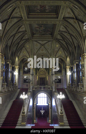 Il magnifico scalone ungherese edificio del Parlamento europeo a Budapest, Ungheria. Foto Stock