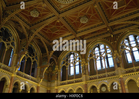 Assembly Hall della casa dei rappresentanti al Parlamento ungherese edificio in Budapest, Ungheria. Foto Stock