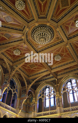 Assembly Hall della casa dei rappresentanti al Parlamento ungherese edificio in Budapest, Ungheria. Foto Stock