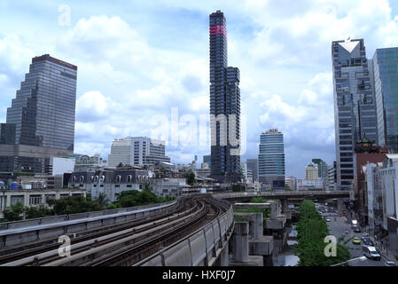 Si affaccia su Bang Rak e Silom quartiere da Chong Nonsi stazione BTS a Bangkok, in Thailandia. Foto Stock