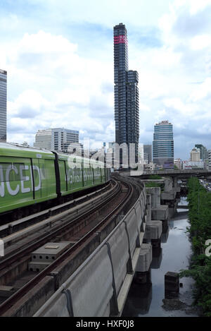 Si affaccia su Bang Rak e Silom quartiere da Chong Nonsi stazione BTS a Bangkok, in Thailandia. Foto Stock