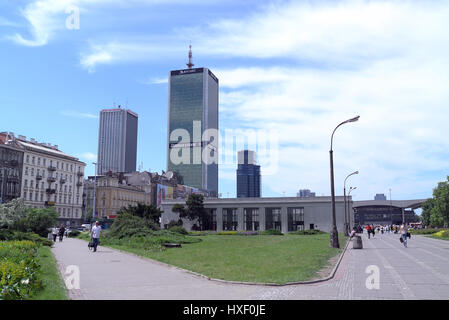Pubblica piazza nel centro di Varsavia con la vista del Centrum LIM grattacielo e la torre di Oxford e la Warszawa Centralna stazione ferroviaria. Foto Stock