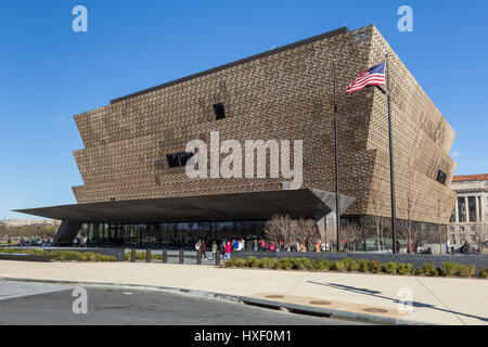 I visitatori di attendere in linea per immettere lo Smithsonian National Museum of African American Storia e cultura (NMAAHC) in Washington, DC. Foto Stock