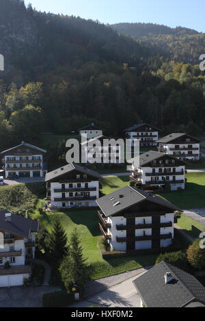 Dalla funivia si hanno una grande vista panoramica sopra i villaggi rurali con case tradizionali intorno a Sankt Gilgen nel Salzkammergut valli in Australia Foto Stock