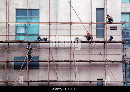 Lavoratore a una costruzione di bambù in Cina a Shanghai. Bambù sono molto veloci la coltivazione di piante e di avere una maggiore resistenza alla compressione di legno che è wh Foto Stock