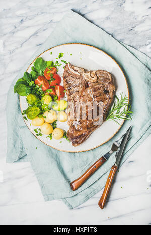 Grigliate di carne cena piastra con manzo cotto tbone steak Foto Stock
