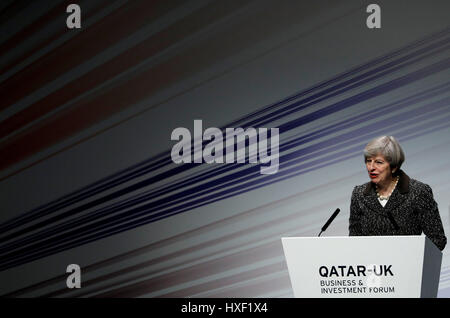 Il primo ministro Theresa Maggio parla durante il Qatar-UK Business e Forum per gli investimenti in Birmingham. Foto Stock