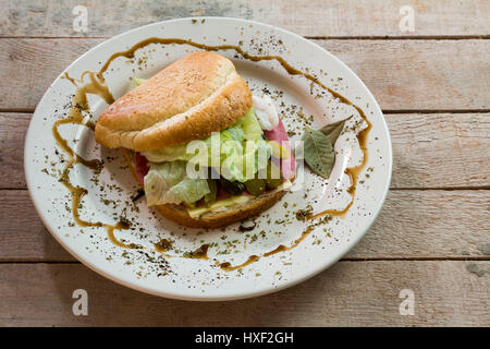 Club sandwhich con formaggio, salame, sottaceti, lattuga Foto Stock