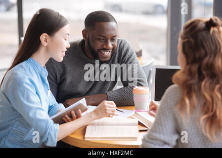 Un gruppo di giovani che studiano insieme Foto Stock