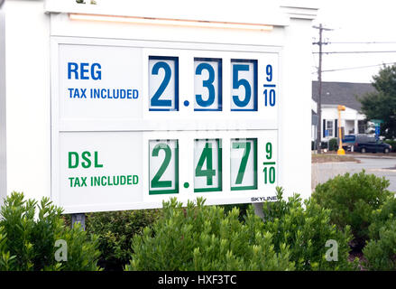 Bassi i prezzi della benzina su una stazione di gas segno. Foto Stock