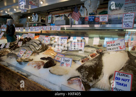 SEATTLE, WASHINGTON, STATI UNITI D'AMERICA - gennaio 24th, 2017: i clienti presso il Pike Place Fish Company attendere per ordinare pesce al famoso mercato di frutti di mare. Questo mercato, aperto nel 1930, è noto per la loro aria aperta al mercato del pesce di stile. Foto Stock