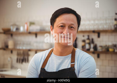 Ritratto di fiducioso maschio chef nella cucina commerciale Foto Stock