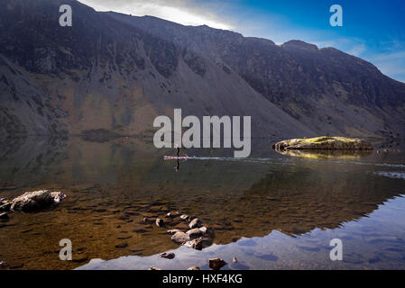 Wastwater con calma piatta ancora acqua e paddleboarder. Foto Stock