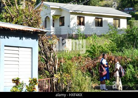 ST LUCIA CARAIBI 17 Gennaio 2015: Caribbean studentesse in villaggio Foto Stock