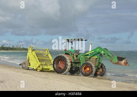 ST LUCIA CARAIBI 17 Gennaio 2015: Verde surf rastrello sul trattore Foto Stock