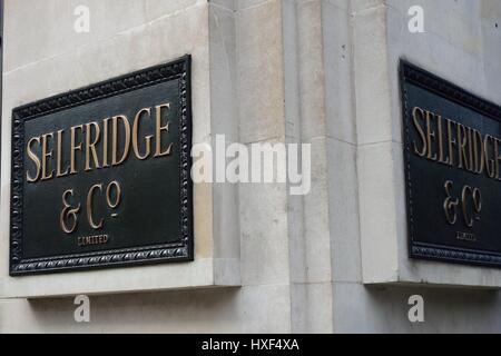 Londra Inghilterra 13 Marzo 2015: Bronzo Selfridges segno Foto Stock