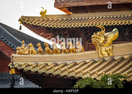 Dettagli del tetto sul buddista di Jing An Tranquility tempio - Shanghai, Cina Foto Stock