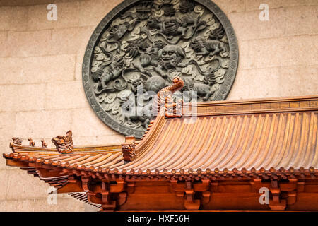 Dragon dettaglio del tetto e del pannello Lions in Jing An Tranquility tempio - Shanghai, Cina Foto Stock