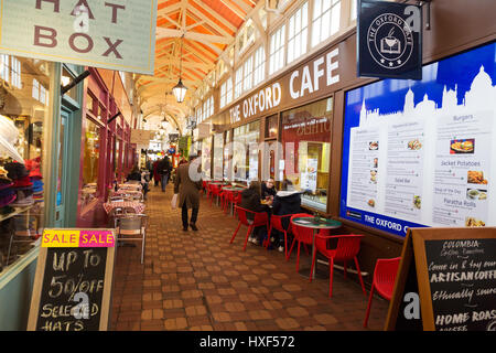 Oxford Mercato coperto all'interno; Oxford Oxfordshire UK; persone all'interno Foto Stock