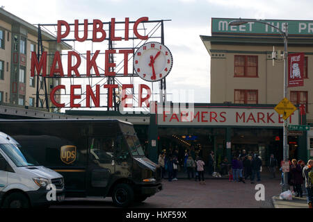 SEATTLE, WASHINGTON, STATI UNITI D'AMERICA - gennaio 24th, 2017: Ingresso al Mercato di Pike Place in Seattle Downtown. Il mercato aperto nel 1907 ed è ancora una grande attrazione turistica sul lungomare Foto Stock