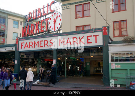 SEATTLE, WASHINGTON, STATI UNITI D'AMERICA - gennaio 24th, 2017: Ingresso al Mercato di Pike Place in Seattle Downtown. Il mercato aperto nel 1907 ed è ancora una grande attrazione turistica sul lungomare Foto Stock