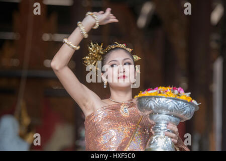 Un gruppo di danza Thai mostra presso il Museo Baandam nel villaggio di Muang a nord della città di Chiang Rai nel nord della Thailandia. Foto Stock