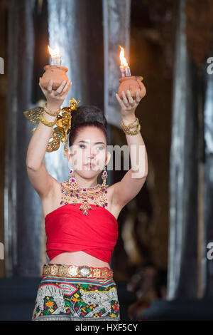 Un gruppo di danza Thai mostra presso il Museo Baandam nel villaggio di Muang a nord della città di Chiang Rai nel nord della Thailandia. Foto Stock