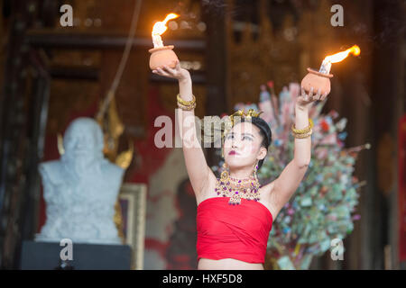 Un gruppo di danza Thai mostra presso il Museo Baandam nel villaggio di Muang a nord della città di Chiang Rai nel nord della Thailandia. Foto Stock