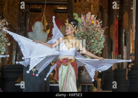 Un gruppo di danza Thai mostra presso il Museo Baandam nel villaggio di Muang a nord della città di Chiang Rai nel nord della Thailandia. Foto Stock