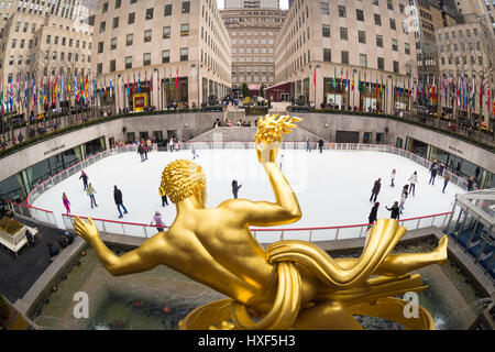Golden Prometheus statua e Rockefeller Center Ice Rink di skate, Manhattan, New York City, Stati Uniti d'America. Foto Stock