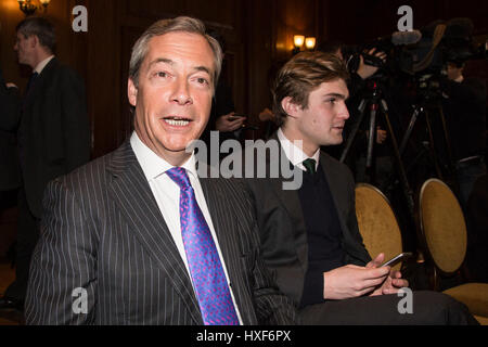 Londra, Regno Unito. Il 27 marzo 2017. Ex leader dell'UKIP Nigel Farage assiste la conferenza stampa. A monte del primo ministro innescando Articolo 50 questa settimana, UKIP Leader Paolo Nuttall definisce sei prove chiave da cui il paese è in grado di giudicare Theresa Maggio's Brexit negoziati. Discorso al Marriott County Hall di Westminster. Foto Stock