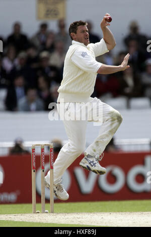 ASHLEY GILES INGHILTERRA & WARWICKSHIRE CCC HEADINGLEY LEEDS INGHILTERRA 03 Giugno 2004 Foto Stock
