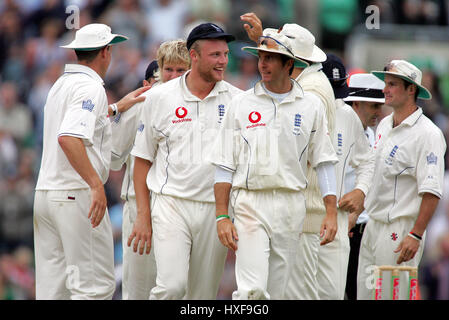 ANDREW FLINTOFF & TEAM ENGLAND V AUSTRALIA BRIT OVAL LONDRA 11 Settembre 2005 Foto Stock